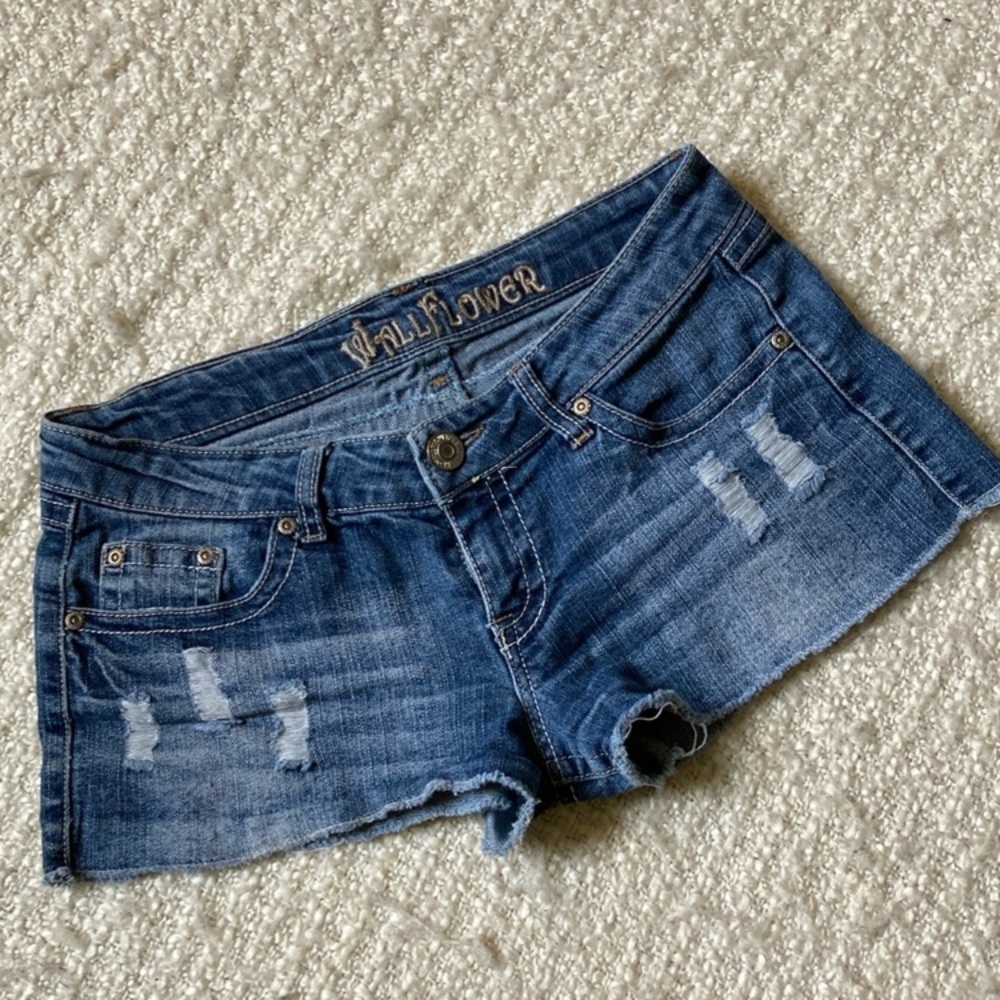 🌸 WALLFLOWER WOMENS SIZE 5 DISTRESSED DENIM SHORTS